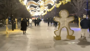 Atmosferë festive në sheshin e Prishtinës, qytetarët optimistë për vitin e ri