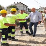 Mbyti 42-vjeçarin pasi u bëri foto fëmijëve me kalin e tij