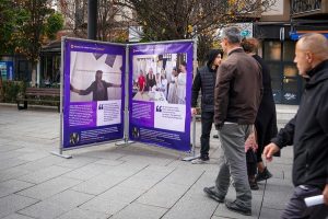 “Gratë ngriten për paqe”, hapet ekspozita globale e fotografisë në Prishtinë