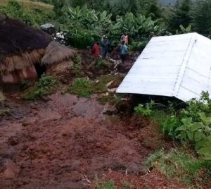 21 të vdekur e 30 të zhdukur nga rrëshqitja e dheut në Kenia