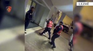 43-vjeçari në ikje hedh çantën me narkotik në lumin Drin, por kapet shpejt nga policia