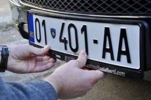 “Inati nga humbja” Tifozët mbesin pa targa të veturave në Slloveni