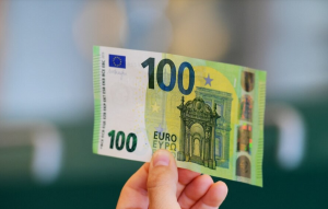 Fushatë zgjedhore, Qeveria në detyrë iu dërgon sms studentëve për 100 eurot