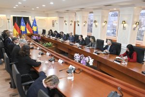 Kurti i tregon ministrit gjerman për rreziqet që paraqet Radoiçiq dhe grupi i tij