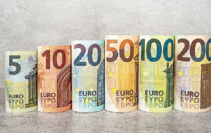 Leku forcon pozitat ndaj euros, humb terren me dollarin amerikan