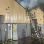 Vetaksident në fshatin Trud, vetura përmbyset në oborrin e shkollës