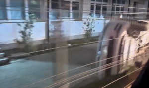 Vetaksident në fshatin Trud, vetura përmbyset në oborrin e shkollës