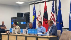 Promovohet libri “Ekspos Deçani” i Sutki Hulajt