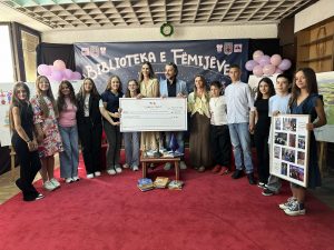 “Emina’s Hand” dhuron 10 mijë dollarë për themelimin e Bibliotekës së Fëmijëve