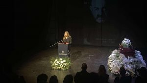 Petrovci, ikona e teatrit shqiptar u përcoll me nderime dhe duartrokitje