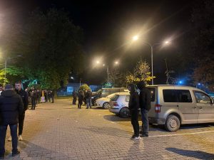 Qytetarët nisin të mblidhen para Qendrës së Numërimit në Mitrovicë