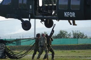Ushtarët amerikanë e letonezë në KFOR mbajnë stërvitje të përbashkëta