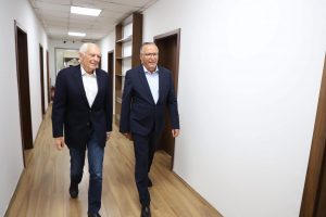 Reagime të forta pas fjalës së gjeneralit Clark