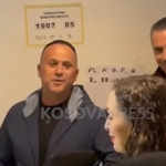 “Vallahi s’hi” – qytetari ia liron rendin për të votuar Vjosa Osmani