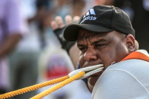 Mundësi egjiptian tërheq kamion dhëmbë, vendos rekordin botëror