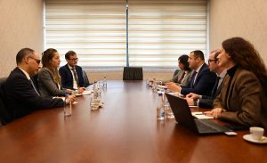 Ismaili takon përfaqësuesit e tri ambasadave, flasin për sistemin e Kartonit të Gjelbër