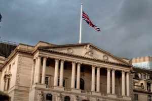 Banka e Anglisë mban normën e interesit konstante në 4%, duke përputhur parashikimet