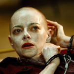 Kinemaja në Los Anxhelos ofron biletë falas për “Bugonia” për ata që pranojnë të rruajnë kokën