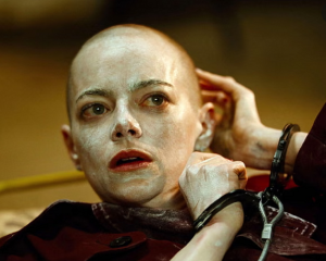 Kinemaja në Los Anxhelos ofron biletë falas për “Bugonia” për ata që pranojnë të rruajnë kokën