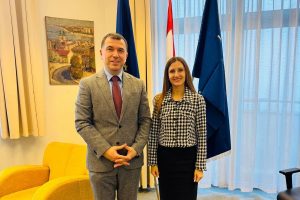 Ambasadori Pllana takon zëvendëssekretaren hungareze Balajthy, diskutojnë për bashkëpunim ekonomik