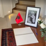 Ambasada e Shqipërisë hap librin e ngushëllimeve për regjisorin Anagnosti