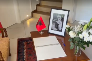 Ambasada e Shqipërisë hap librin e ngushëllimeve për regjisorin Anagnosti