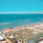 “Mirror”: Durrësi, qyteti i bukur bregdetar i ngjashëm me Ibizën