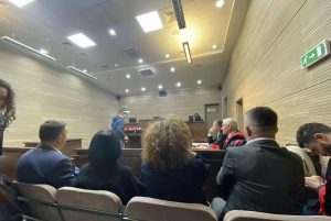 Rasti i gazit lotsjellës vazhdon të zvarritet, mungesa e Sveçlës shtyn seancën