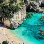 Gjiri i Gramës, një nga plazhet më spektakolare të jugut