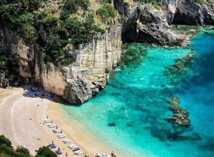 Gjiri i Gramës, një nga plazhet më spektakolare të jugut