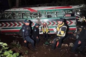 Të paktën 15 të vdekur në Guatemalë ndërsa autobusi bie në përrua