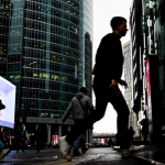 Firmat globale pushojnë nga puna mijëra punëtorë për të ulur kostot