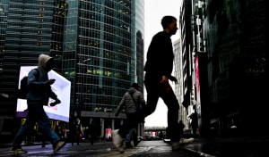 Firmat globale pushojnë nga puna mijëra punëtorë për të ulur kostot