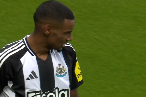 Goditje e rëndë për Liverpoolin, Isak thyen këmbën dhe futet në operacion