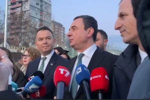 Voton kandidati për kryeministër nga LVV, Albin Kurti