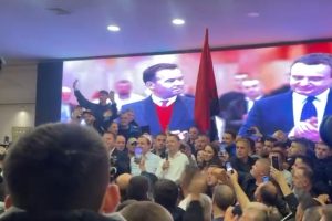 Albin Kurti feston me plis në Mitrovicë