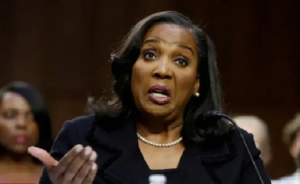 Guvernatorja Lisa Cook deklarohet për herë parë pas shkarkimit nga Trump