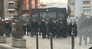 Analistët politikë: Votimi kolektiv i Listës Serbe rrezikon integritetin e zgjedhjeve në Kosovë