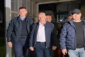 Kryeprokurori Rexha nuk deklarohet mbi ndërprerjen e numërimit të votave, largohet nën thirrjet ‘Hajnat në burg’