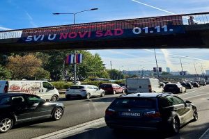 Mijëra njerëz tashmë po shkojnë drejt Novi Sadit, Vuçiq anulon trenat- arrestohet politikani