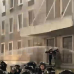 Një i lënduar në protestën e PD-së, merret me ambulancë