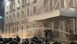 Një i lënduar në protestën e PD-së, merret me ambulancë