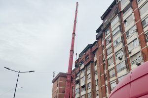 Bie llamarina e një kulmi të ndërtesës në “Dardani”, reagon komuna