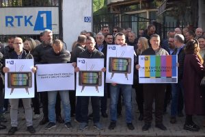 Punëtorët e RTK-së protestojnë për pagat – paralajmërojnë grevë nga e hëna
