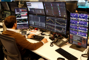 Paundi bie mes frikës së paqëndrueshmërisë politike para buxhetit të qeverisë