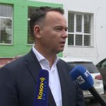 Faton Peci flet për media, qytetarët thërrasin emrin e Arian Tahirit nga PDK-ja