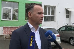 Faton Peci flet për media, qytetarët thërrasin emrin e Arian Tahirit nga PDK-ja
