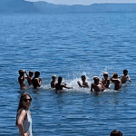 Sezoni turistik në Ohër dhe Strugë: Plazhet plotë e lokalet gati bosh