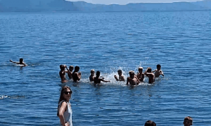 Sezoni turistik në Ohër dhe Strugë: Plazhet plotë e lokalet gati bosh