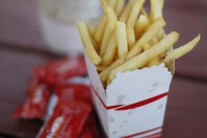 Rregulla të reja të BE-së për ndalimin e qeseve me ketchup dhe majonezë